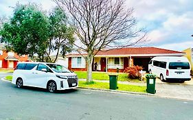 Spacious 6 Bedroom Holiday Home 15 Min Away From Melbourne Airport